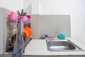 ジャンビにあるHotel O Almahyra Guest House Syariahのキッチンシンク(皿棚付) +56枚の写真