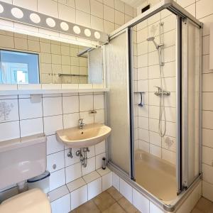 Bilik mandi di Voßhörn 3 Wohnung 2