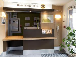 הלובי או אזור הקבלה ב-B&B HOTEL Saint-Malo Centre