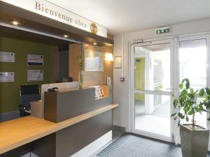 ein Büro mit einem Schild, das vererbte Kliniken liest in der Unterkunft B&B HOTEL Saint-Malo Centre in Saint-Malo