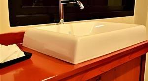 a white sink sitting on top of a counter at Kwan Phayao Villa in Phayao