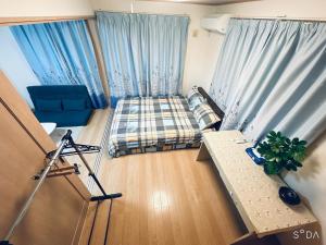 a small room with a bed and a window at 貸切 2部屋5名可能 駅近い徒歩6分 秋葉原 新宿 鎌倉へ直通 スカイツリー ディズニーランド近く 悠悠之家 in Tokyo
