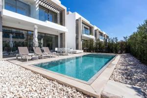 una piscina en el patio trasero de una casa en Azure Luxe Villas, en Protaras 25 fotos más