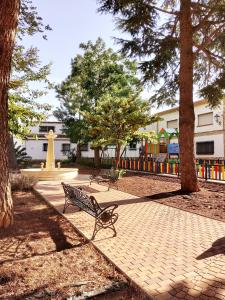 un parco con due panchine e un parco giochi di Hoya del Agua Casa Rural a Casas de Haro Altre 21 foto