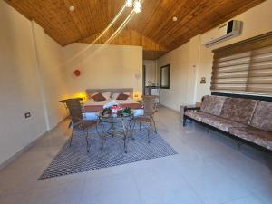 a living room with a couch and a table at Ramses Tafilah Lodge نزل رمسيس الطفيلة in Tufailah