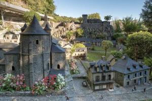 a model of a house and a castle at La casa de Soto in Lourdes +34 photos