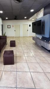 a room with a couch and a flat screen tv at Torre Sky North in San Pedro Sula