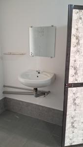 un bagno con un lavandino bianco e uno specchio di Columbus goa beach resort a Palolem