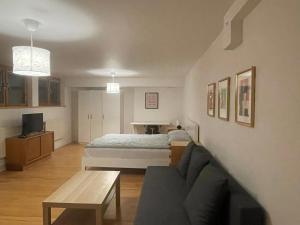 un soggiorno con un letto e un divano di Villa Room a Malmö