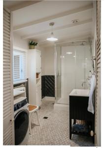 Un baño con lavabo, bañera y ducha. en Olive Cottage Rankin, en Bathurst