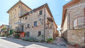 VillanovaにあるCozy nest near Perugiaの植物の並ぶ路地の古い石造り