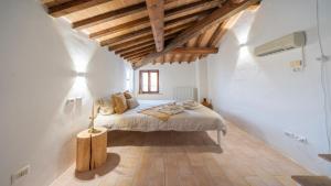 VillanovaにあるCozy nest near Perugiaの木製の天井の部屋にあるベッドのある寝室