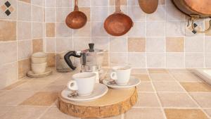 VillanovaにあるCozy nest near Perugiaのまな板の上にコーヒーカップが2つ置かれたキッチンカウンター +27枚の写真