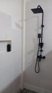 e bagno con doccia. di Bale Hotel & Cowork a Kuta Lombok