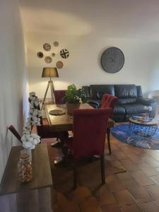 a living room with a table and a couch at Appartement Fréjus - deux chambres in Fréjus