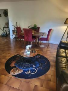 a living room with a table and a couch at Appartement Fréjus - deux chambres in Fréjus