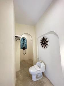 CipanasにあるEls Villas Garutの部屋にある白いトイレ付きのバスルーム