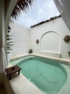 CipanasにあるEls Villas Garutの家の中央にテーブル付きのスイミングプール