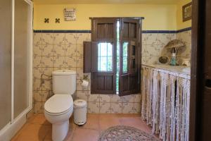 ein Badezimmer mit Toilette und Waschbecken in der Unterkunft Casa centenaria con encanto in Zufre + 55 Fotos