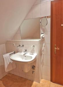 une salle de bain avec lavabo et douche dans l'établissement Balmer See 28 Fereinwohnung für Golfer, à Balm 12 autres photos