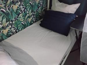 ボビニーにあるMale dorm shared room - Daily stay from 8 pm to 10 amのベッド(上に黒い枕付)
