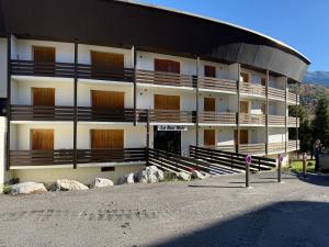 ein großes weißes Gebäude mit vielen Fenstern in der Unterkunft Appartement au pied des pistes Serre chevalier in La Salle Les Alpes + 5 Fotos