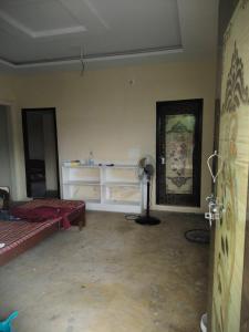 una habitación vacía con dos camas y un ventilador en mithra house, en Khammam