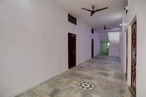 pasillo con ventilador de techo en una habitación en Hotel O LJP Farm House, en Harduāganj