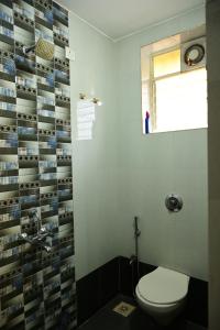 Koupelna v ubytování Nature's beauty 2 bhk ac apartment + 36 fotografií