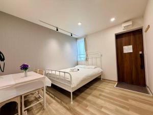a hospital room with a bed and a table at 墨田漢舎3号 in Wada