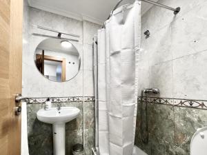 a bathroom with a sink and a mirror at BaruHaus Duplex Valencia de don Juan 2 in Valencia de Don Juan +5 photos