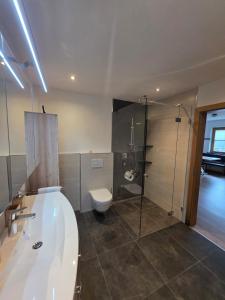 ein Badezimmer mit Badewanne, Toilette und Dusche in der Unterkunft Bergpanorama Mühlhans in Gallzein + 12 Fotos
