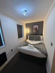 Postel nebo postele na pokoji v ubytování Studio Apartment - Perfect for Contractors and Short & Long Term Stays - Free WIFI - Free Parking - Extra Bed - Full Kitchen