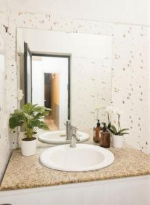Ένα μπάνιο στο NOOK INN 3 min walk to HOAN KIEM LAKE 139 Hang Bac st