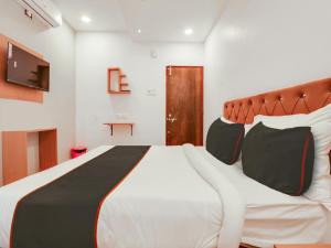 Un dormitorio con una cama grande en una habitación. en Super Collection O White Ridge Kamineni, en Hyderabad
