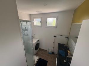 Châtillon-sur-LoireにあるMaison Châtillon sur Loire - Peace and quietのシャワーとトイレ付きの小さなバスルーム +3枚の写真