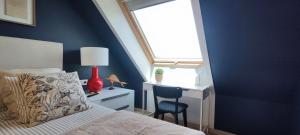 a bedroom with a bed and a desk and a window at El rincón verde de David y Laura in O Porto de Espasante