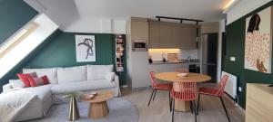 a living room with a couch and a table at El rincón verde de David y Laura in O Porto de Espasante