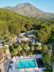 Kumlucaにあるnature village olymposのプールのあるリゾートの航空写真