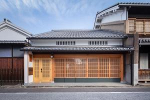 Budova, kde se apartmán nachází + 16 fotografií