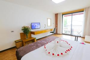 Postel nebo postele na pokoji v ubytování Family Hanoi Hotel