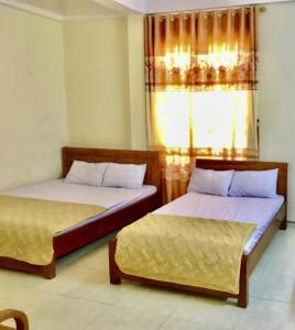 Postel nebo postele na pokoji v ubytování Yến Oanh Motel - window all rooms, Quan 5, Ho Chi Minh City + 16 fotografií