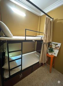 Ένα ή περισσότερα κρεβάτια σε δωμάτιο στο NOOK INN 3 min walk to HOAN KIEM LAKE 139 Hang Bac st