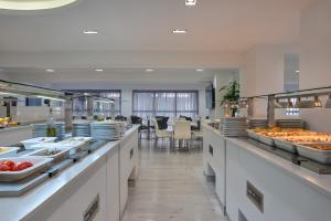 アテネにあるBoss Boutique Athens by Prima Hotelsのホテル内のビュッフェ