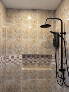 Ban Nong ChaengにあるPalm Garden Villa Aonangの石壁のバスルーム(シャワー付)