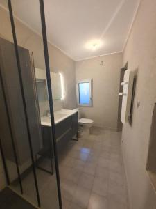 a bathroom with a tub and a sink and a toilet at Appartement entier in Izeaux