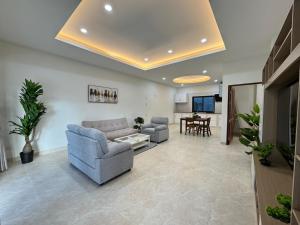Ban Nong ChaengにあるPalm Garden Villa Aonangのソファとテーブルのあるリビングルーム