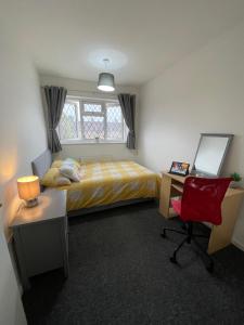 sypialnia z łóżkiem, biurkiem i krzesłem w obiekcie Spacious rooms close to the hospital, UEA and the City w mieście Earlham +4 zdjęcia