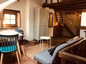 una sala de estar con un sofá y una mesa en historique, en Clamecy