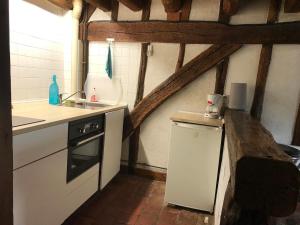 una cocina con fregadero y estufa en historique, en Clamecy